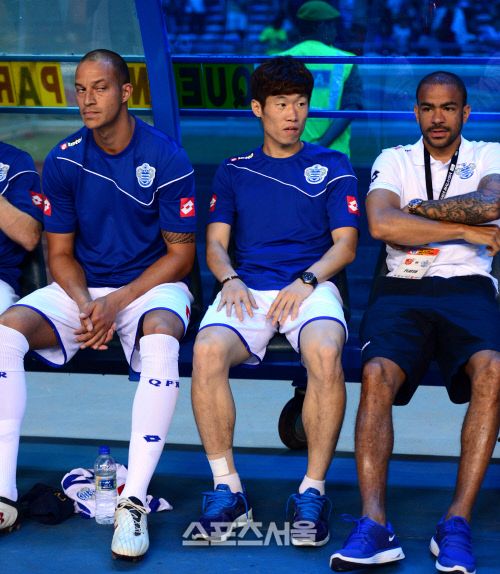 무릎을 다쳐 2012년 복귀가 어려워 진 퀸즈 파크 레인저스 주장 박지성. / 스포츠서울 DB