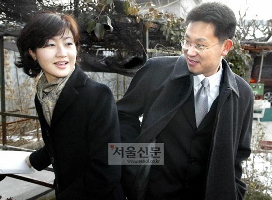 미국의 빌라를 구입하며 100만 달러(한화 약 13억원)를 밀반출한 혐의로 불구속 기소된 고 노무현 전 대통령의 딸 정연(왼쪽)씨가 징역 6월을 구형받았다. / 서울신문 제공