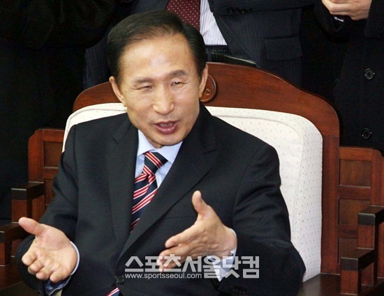 이명박 대통령은 역대 대통령 중 해외 출장을 가장 많이 다녀왔다. / 더팩트DB