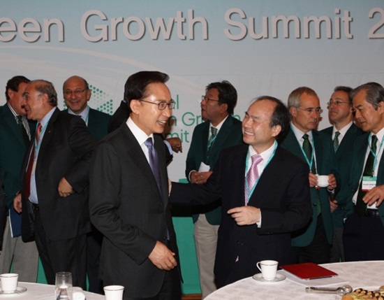 이명박 대통령(왼쪽)이 2011년 6월20일 서울 소공동 롯데호텔에서 열린 글로벌 녹색성장 서밋 2011 개회식 직전 가진 환담회에서 손정의 일본 소프트뱅크 회장과 담소하고 있다. / 서울신문 제공