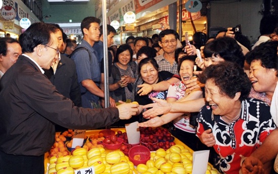 이명박 대통령이 2011년 7월14일 서울 망우동 우림시장을 찾아 시민들과 악수하고 있다./서울신문 제공