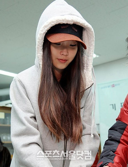 지난 19일 대선 투표에 나선 아이유. / 조재형 기자