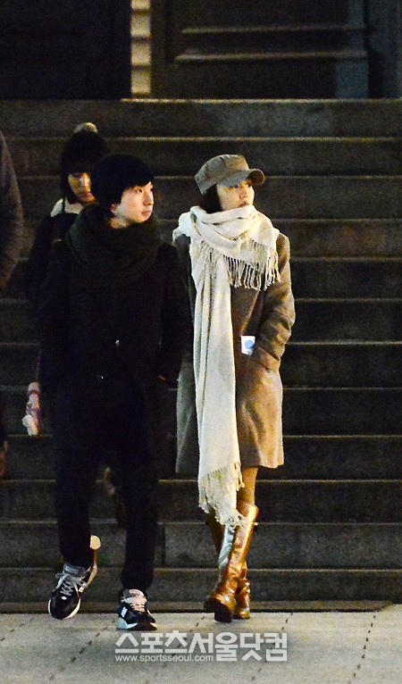 배우 류덕환(왼쪽)과 박하선이 겨울 데이트를 즐기고 있다./배정한 기자