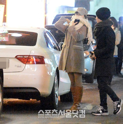 두 사람은 사람이 많은 거리에서도 시선을 전혀 의식하지 않고 위풍당당하게 데이트를 즐겼다.