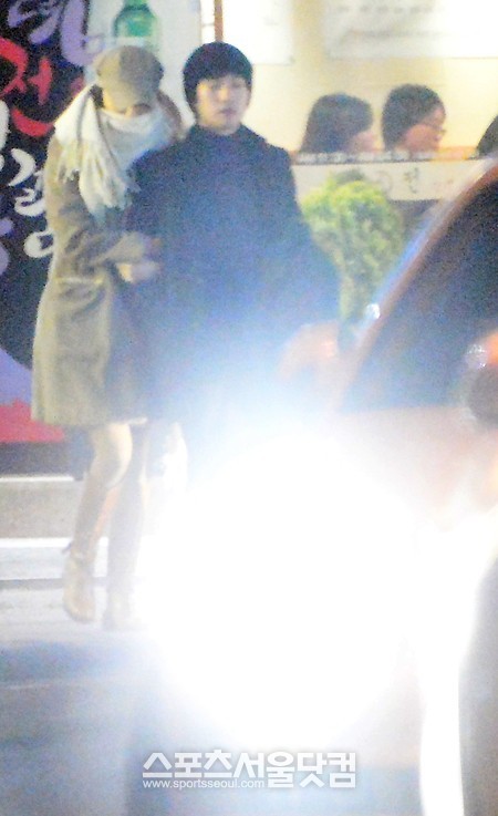 두 사람은 주변을 의식하지 않고 팔짱을 낀 채 거리를 다녔다.