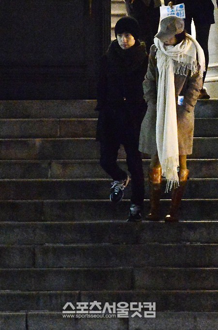 류덕환과 박하선이 지난 12일, 서울 소재 한 미술관 데이트를 마치고 나오고 있다.