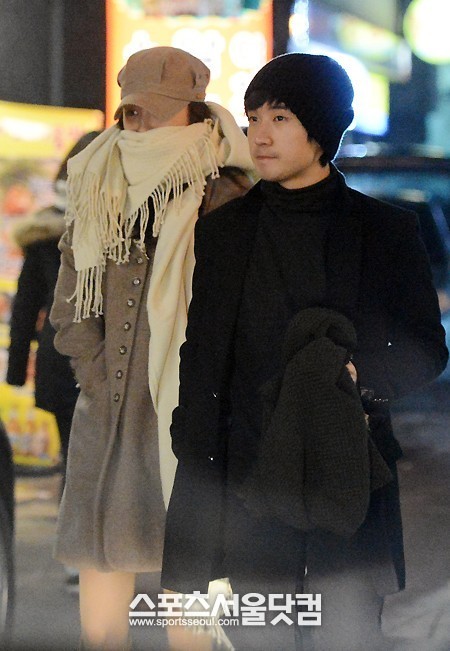 목도리와 모자로 얼굴을 감싼 박하선과 달리 류덕환은 아무것도 착용하지 않았다.