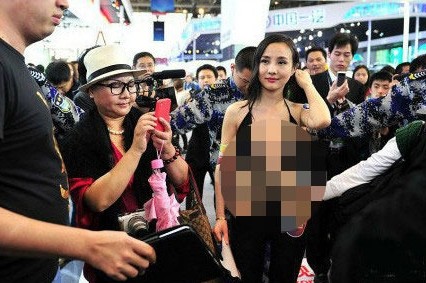 지난 4월 베이징모터쇼에 나타난 간루루(오른쪽)와 그의 모친./웨이보 캡처