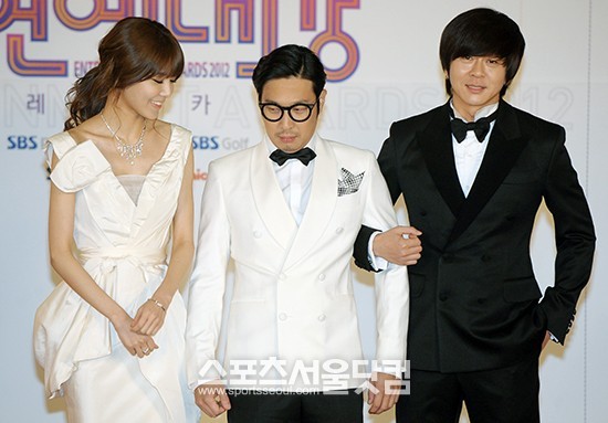 그룹 소녀시대의 수영, 방송인 하하, 가수 윤도현(왼쪽부터)이 30일 오후 서울 마포구 상암동 SBS에서 열린 2012 SBS 연예대상에서 포즈를 취하고 있다. / 조재형 인턴기자