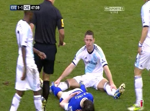 첼시 수비수 게리 케이힐(오른쪽 두 번째)의 태클에 걸려 넘어진 에버튼 레이튼 베인스(가운데). / skysports 캡처