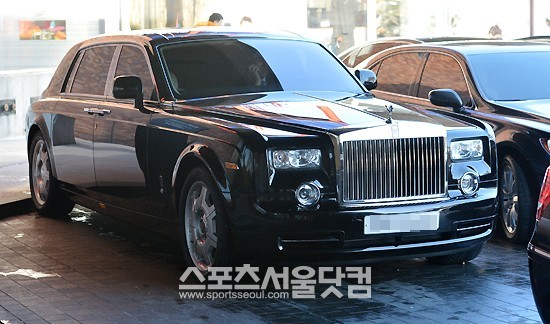 이건희 삼성전자 회장이 2일 호텔신라에서 열린 삼성그룹 시무식에 평소 즐겨 타던 애마 마이바흐 대신 롤스로이스를 타고 왔다. /문병희 기자