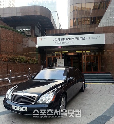 지난해 11월30일 이건희 회장은 애마 마이바흐를 타고 취임 25주년 기념식에 참석했다.