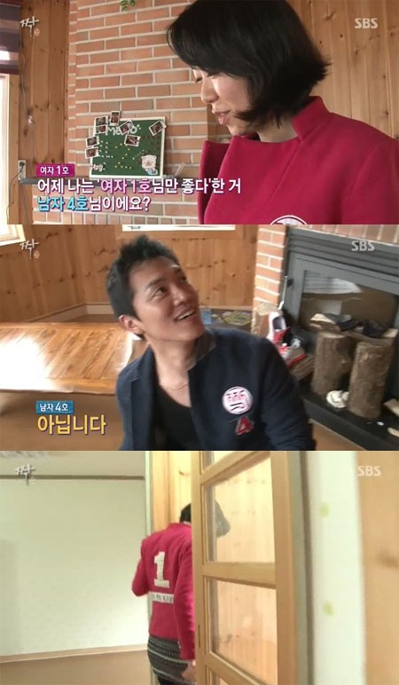 여자 1호가 남자 4호의 마음을 확신했지만 결과가 예상과 빗나가자 민망한지 황급히 자리를 뜨고 있다.