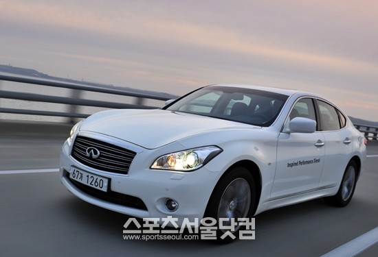 M30d는 인피니티가 국내에 처음 출시한 디젤세단으로 최대출력 238마력, 최대토크 56.1 kgㆍm의 성능을 발휘한다.