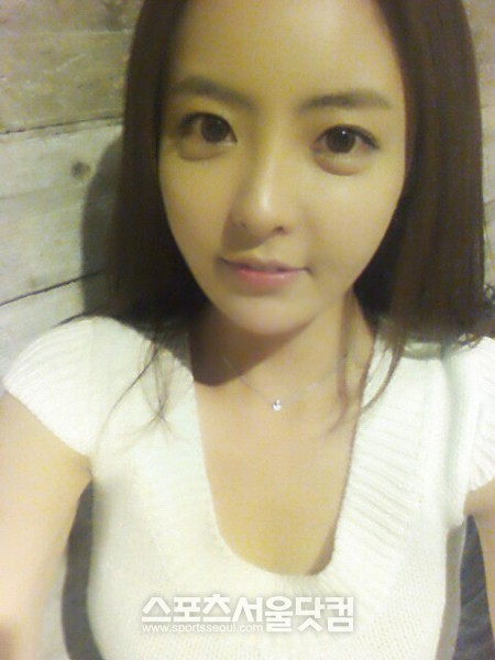 강예진이 물오른 미모를 뽐내며 셀카 사진을 찍고 있다. 강예진은 <더팩트>과 인터뷰에서 베이글녀라는 칭찬이 어떤가라는 질문을 받고 기쁘게 웃은 뒤 더욱 관리하겠다고 말했다.  /강예진 제공