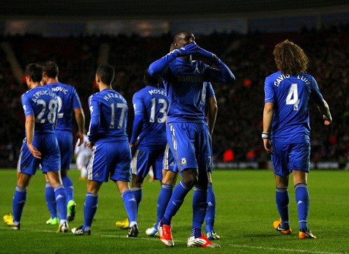 득점 후 첼시 원정 팬들에게 키스 세리머니를 하고 있는 뎀바 바.