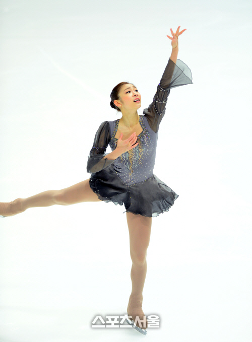 피겨 여왕 김연아가 6일 서울 목동아이스링크에서 열린 제67회 전국 남녀 피겨스케이팅 선수권대회 여자 시니어 프리스케이팅 프로그램인 레미제라블로 연기를 펼치고 있다. / 목동=박진업기자 upandup@sportsseoul.com
