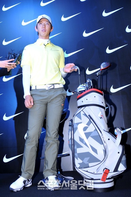미국프로골프(PGA) 투어에서 활약하는 노승열 골퍼가 8일 오전 서울 중구 플라자호텔에서 나이키 골프와 후원 계약을 맺은 가운데 나이키 골프 용품에 대해 이야기하고 있다./남윤호 인턴기자