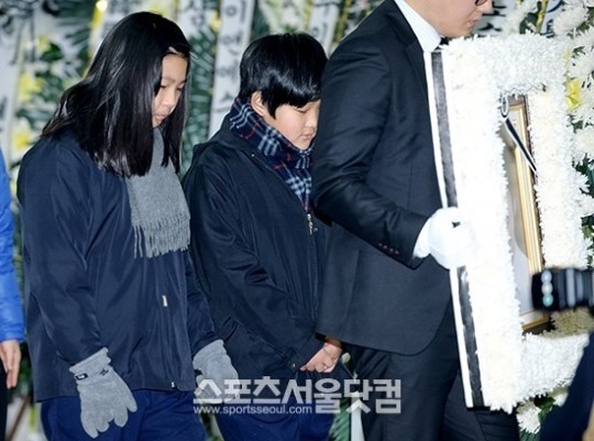 8일 정오 성남영생관리사업소에서 화장장이 치뤄진 고 조성민의 자녀 최준희(왼쪽)-최환희./조재형인턴기자
