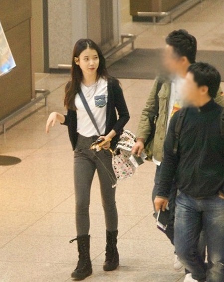 아이유의 실제몸매가 공개돼 네티즌들의 안타까움을 자아냈다. / 출처= 온라인커뮤니티