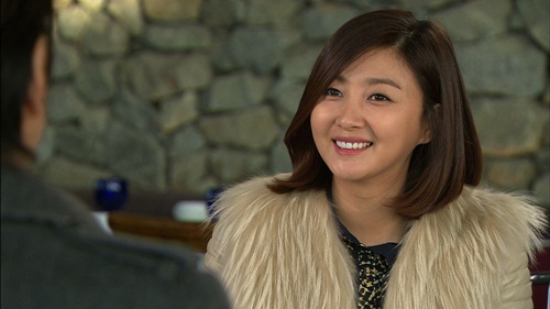 MBC 아들녀석들로 6년 만에 안방 극장에 컴백한 허영란이 미소를 지으며 열연을 펼치고 있다. / MBC 제공.