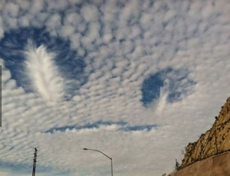 째려보는 구름 사진이 등장해 화제다. / 출처=온라인 커뮤니티