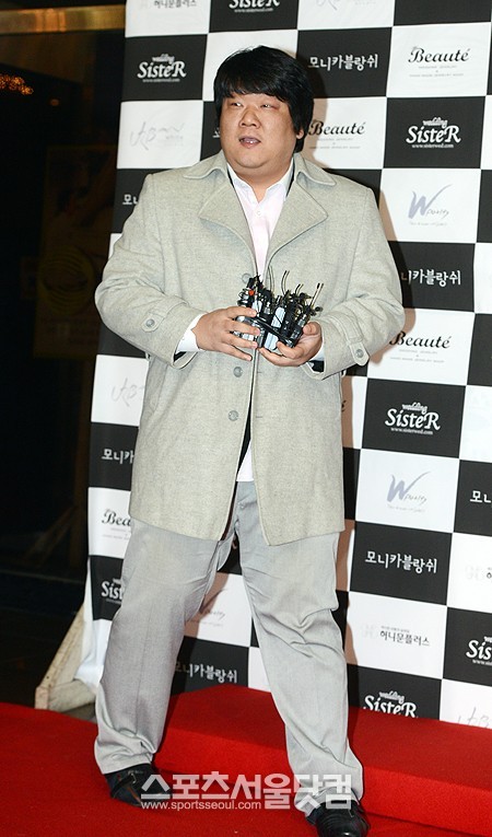 개그맨 유민상이 12일 오후 서울 여의도 KBS신관에서 열린 개그맨 이동윤의 결혼식에 참석해 포토월 앞에서 포즈를 취하고 있다./임영무 기자