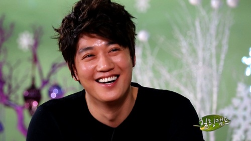 배우 김래원이 힐링캠프에 출연해 첫사랑을 고백하며 미소 짓고 있다.  / SBS 힐링캠프 제공.