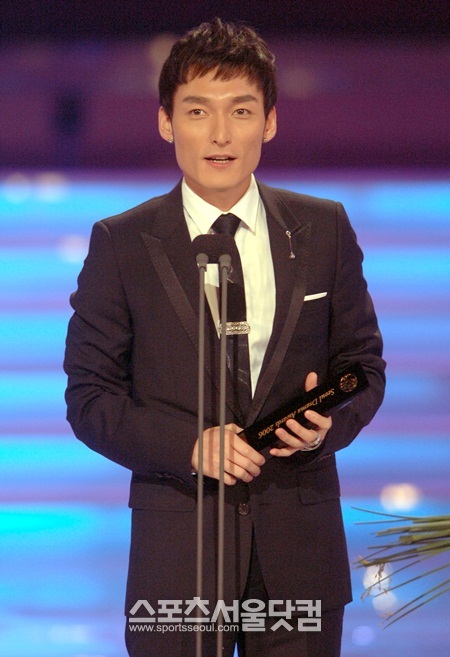 MBC 무릎팍도사에 출연할 것으로 알려진 초난강이 상패를 손위 쥔 채 수상소감을 전하고 있다. / 더팩트 DB.