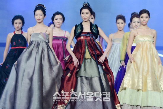 14일 오후 서울 방이동 올림픽공원 올림픽홀에서 2013 아시아 미 페스티벌이 열린 가운데 한복 브랜드 진주상단의 패션쇼에서 모델들이 워킹을 하고 있다./남윤호 인턴기자