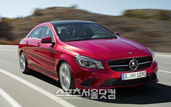 메르세데스-벤츠는 14일(현지시각) 미국 디트로이트 코보 센터에서 열린 2013 디트로이트 모터쇼에서 새로운 4-도어 쿠페 더 뉴 CLA-Class 등 5개 차종을 세계 최초로 공개했다.