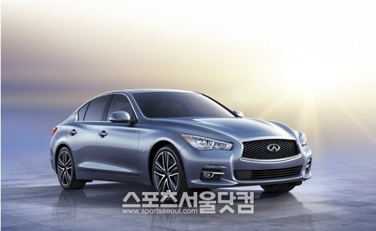 인피니티가 14일(현지시각) 미국 디트로이트 코보 센터에서 열린 2013 디트로이트 모터쇼에서 프리미엄 스포츠 세단 Q50을 월드 프리미어로 공개했다.