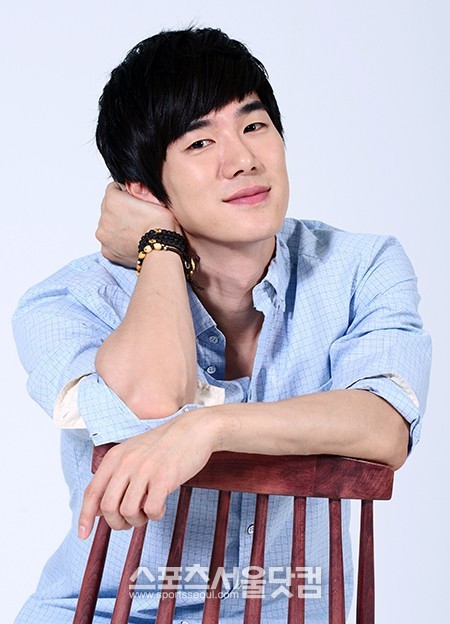 영화 화이에서 냉철한 비서실장 박지원으로 변신하는 유연석./더팩트DB