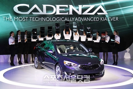 기아자동차는 15일(현지시간) 미국 디트로이트 코보센터에서 열린 2013 디트로이트 모터쇼에 페이스리프트 모델인 더 뉴 K7(현지명 카덴자)을 선보였다.
