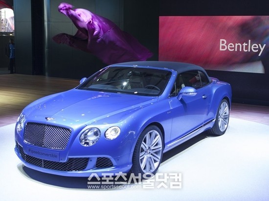 벤틀리가 2013 디트로이트 모터쇼에 지구상에 존재하는 4인승 컨버터블 중 가장 빠른 속도를 자랑하는 ‘컨티넨탈 GT 스피드 컨버터블’을 선보였다.