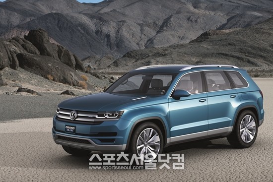 폭스바겐이 15일(현지시각) 2013 디트로이트 모터쇼에 6인승 중형 SUV 콘셉트카 크로스블루를  세계 최초로 공개했다.