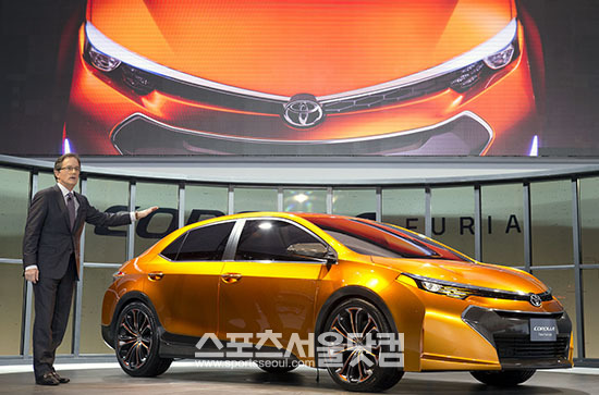 도요타가 14일 미국 디트로이트 코보센터에서 열린 2013 디트로이트 모터쇼에서 자사 대표 인기 차종인 코롤라의 콘셉트 모델을 최초로 공개했다.