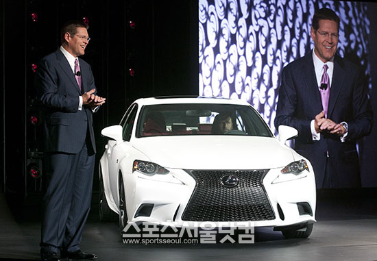 렉서스 브랜드의 신형 IS도 2013 디트로이트 모터쇼에서 세계 최초로 공개됐다.