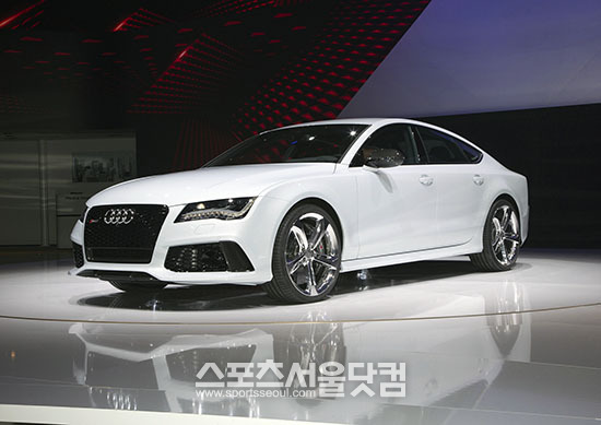 아우디가 14일(현지시각) 미국 디트로이트 코보센터에서 열린 2013 디트로이트 모터쇼에서 고성능 준대형 5-도어 쿠페 뉴 RS 7을 세계 최초로 공개했다.
