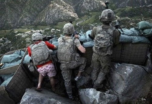 급하게 나온 군인이라는 제목으로 온라인에 올라온 사진에는 핑크빛 팬티를 입고 보초를 서고 있는 군인이 담겨 있어 보는 이들의 웃음을 자아냈다. / 온라인 커뮤니티 캡처