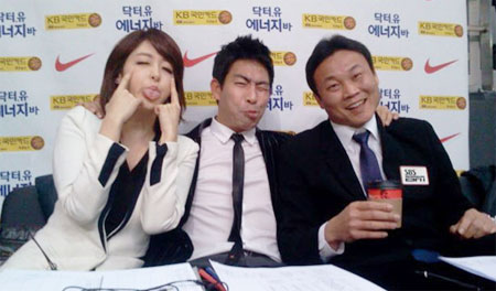 신아영 아나운서(왼쪽)가 귀여운 포즈로 찍은 사진이 화제다. / SBS ESPN 트위터