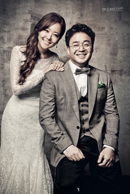 소유진이 웨딩드레스를 입고 백종원 더본코리아 대표와 환하게 웃고 있다./이승진 웨딩 제공