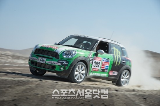 MINI 컨트리맨이 2013 다카르 랠리에 참여해 왕좌 탈환을 노리고 있다.
