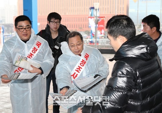 쌍용자동차 노사는 21일 서울역 등 전국 주요 8개 지역에서 ‘쌍용차 정상화 추진과 국정조사 반대’를 위한 청원서 서명 작업 및 대국민 홍보 활동을 진행했다.