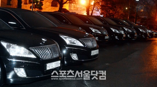 21일 삼성그룹 사장단들이 타고 온 현대차 에쿠스가 서울 용산구 그랜드 하얏트 호텔 그랜드볼룸의주차장을 가득 채웠다./ 노시훈 기자
