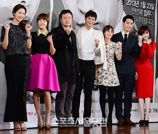 배우 김수현과 최강희, 김상협 감독, 주원, 장영남, 황찬성, 김민서(왼쪽부터)가 21일 오후 서울 여의도 63빌딩에서 열린 MBC 새 수목드라마 7급 공무원의 제작발표회에서 포즈를 취하고 있다. /이새롬 기자