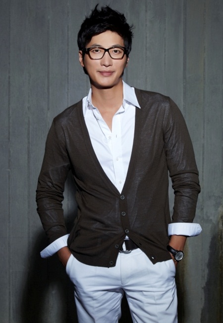 배우 정성운이 미소를 지으며 카메라를 응시하고 있다. / 스타우스엔터테인먼트 제공.