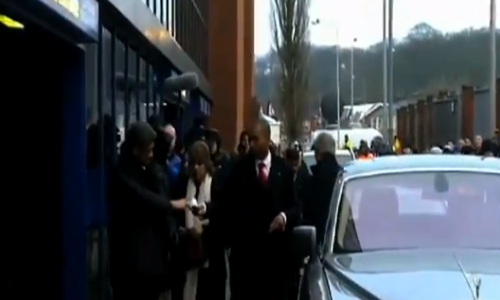 블랙번의 구단주인 인도 벵키스 그룹의 데사이 회장가 한 팬이 던진 눈덩이에 맞은 뒤경호원이 건넨 손수건을 받고 있다. / 유튜브 영상 캡처