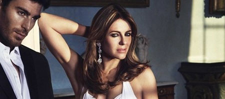 엘리자베스 헐리(오른쪽)가 흰 수영복을 입고 자신만만한 포즈를 취하고 있다/러시아 월간지 타틀러 2월호