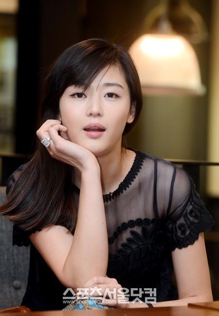 영화 베를린에서 련정희 역을 맡은 전지현이 23일 오후 <더팩트>과 만났다./노시훈 기자